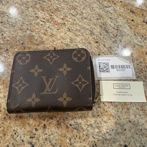 Louis Vuitton authentic zippy wallet